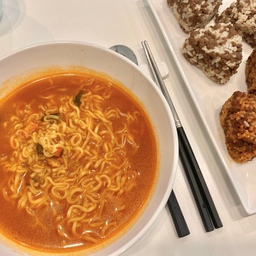 #오홈스토랑 #콘수프기록 ✨오늘의 집 밥상 기록✨
오늘은 조금 특별하게 🍜 건면 라면과 🥩 소고기 다짐육 주먹밥을 곁들여봤어요!
트레이더스에서 득템한 소고기 다짐육으로 주먹밥을 만들었는데, 생각보다 손이 많이 가더라구요 😅
두 가지 버전으로 만들어봤는데요,
간장+소고기 버전은 고소하고 담백해서 은근 계속 손이 가고
고추장+소고기 버전은 딱 편의점 삼각김밥 맛!! 👏👏 만들어놓고 한 입 먹는데 “어? 이거 사먹던 그 맛인데?!” 하고 깜짝 놀랐어요 🤭
조금 오래 걸리긴 했지만, 한 번 만들어두니 냉동실에 쟁여둘 수 있어서 너무 든든했어요.
바쁠 때 라면 끓여 곁들이거나, 간단히 전자레인지에 돌려서 한 끼 해결하기 딱 좋아요 💡
오늘은 따끈한 건면 라면과 함께 곁들였는데, 국물에 주먹밥 하나 퐁당 찍어 먹는 맛이 또 별미더라구요 😋
요즘 같은 날씨에 딱 맞는 조합이라 만족도 최고였어요!
🍙 주먹밥을 만들어두니 한동안 든든한 간식 & 식사 걱정은 끝!
🍜 라면이랑도 찰떡, 단독으로 먹어도 훌륭해서 자주 꺼내 먹게 될 것 같아요.
🏠 집밥인데도 작은 소확행 같은 기분까지!
소고기다짐육을 이용한 주먹밥 정말 추천해요!
#소고기요리 #소고기 #집스타그램 #집밥 #주먹밥 #주먹밥만들기 #트레이더스 #트레이더스템 #소확행 #맞팔