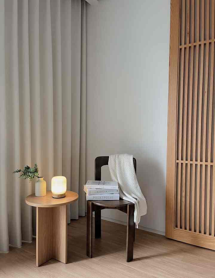 Ini adalah ulasan berdasarkan pengalaman pribadi saya menggunakan dan menata produk yang saya terima melalui program #오감리뷰.

Bahkan di sudut kecil rumah, ada furnitur yang mampu menciptakan suasana.

Kursi Interior Ruang Tamu atau Kayu Karet Terbaik

melakukan hal itu.

Warna kenari yang hangat menambah nuansa nyaman pada ruangan mana pun, dan desainnya yang sederhana membuatnya menyatu dengan sempurna dengan ruangan mana pun. Kursi ini sempurna untuk dipasangkan dengan meja kecil atau lampu.

Begitu saya menerimanya, kursi ini mengingatkan saya pada sudut kamar tidur saya yang kosong.

Bahkan tanpa dekorasi yang rumit, hanya dengan meletakkannya di sana
saya sangat puas dengan bagaimana kursi ini menambahkan sentuhan suasana pada ruangan.

Saya menyukai nuansa berat furnitur kayu solid,

sandaran punggung bundar yang menyesuaikan dengan tubuh,

lengkungan tiga dimensi pada dudukan yang memberikan topangan nyaman,

kaki lurus yang bersih dan modern,

dan warna kenari yang dalam dan kalem.

Di Pengso, saya menggunakannya sebagai objek untuk mengisi sudut di sekitar kamar tidur, lalu sebagai kursi samping saat tamu datang.

Jika Anda mencari kursi kayu yang simpel namun bergaya, saya sangat merekomendasikannya :)

👉🏻 Informasi Produk | Kursi Interior Ruang Tamu atau Kayu Karet Terbaik

#KursiKenari #우드인테리어 #홈스타그램 #집꾸미기 #내추럴인테리어 #홈스타일링 #예쁜템최고야 #콘수프기록