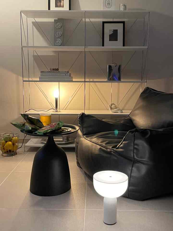 白を基調とした空間に黒いビーンズソファと照明が配置され、落ち着いた雰囲気のあるリビング