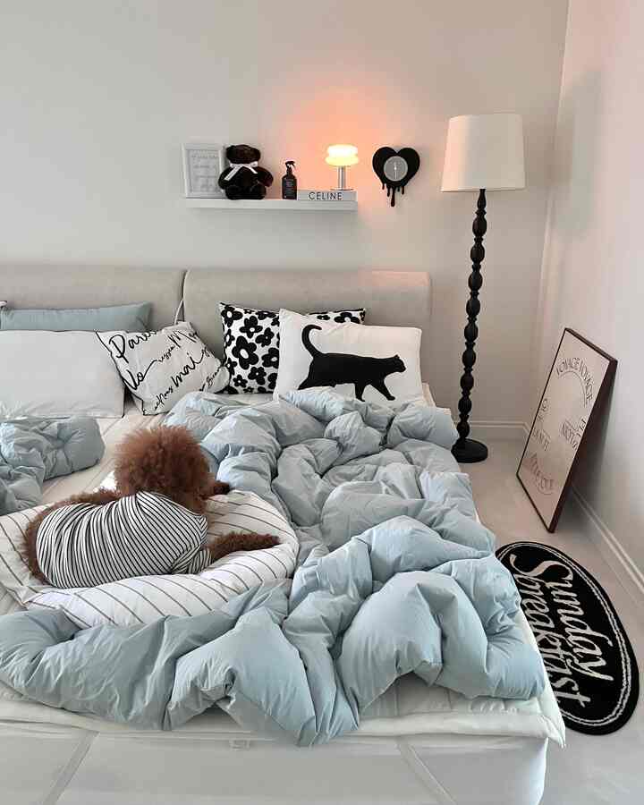 Brand Name - Slipper
Product Name - Arch Bed Head Frame

SS, Q
Foundation Height - 15cm
Fabric - Galaxy 06 Cream

I always got DMs for this bed frame whenever I posted photos of my bedroom on Instagram. ᐟ I've had it for over two years now, and I'm so happy with it that I consider it a good purchase. 🤍

I live with my 10-year-old dog, Mungchi, so I'm very careful when buying furniture. I used to buy a standard-height frame, and I thought it would be fine since it had a pet step. However, I noticed Mungchi would sometimes jump down the stairs instead of using them, so I ended up throwing it away after only a few months. (He had leg surgery when he was young, so his legs are weak.)

If you look at my bedroom photos, you'll often see Mungchi lying across the bed. ㅋㅋㅋ

---------------------------------------------

💡 So, my criteria for choosing a bed frame: ᐟ
1. I'm going to put two beds together, so it had to be aesthetically pleasing.
2. I had to be able to choose the height of the foundation.

✔️ The Slipper Frame is a custom-made product that allows you to choose the size, material, headboard height, and foundation height. I chose it because it's made of eco-friendly materials and has such a beautiful design.

✔️ I chose Galaxy fabric and cream color, and it was a great choice, even now. It's easy-clean and scratch-resistant, so even after two years, it's still in great condition.

✔️ The foundation height can be set from 10-35cm, but I chose 15cm. It feels lower than a regular bed, but my husband, Mungchi, and I are very satisfied and using it safely.

Everyone who comes to visit always tells me how beautiful the bed is, which makes me feel even more proud. It's beautiful on its own, but if you're planning on using two of them together, I highly recommend the Slipper Arch Frame. 🤍

The price is reasonable (the last photo is attached), and I saw today that it's currently 30% off, so I think I can get it for an even better price.

🛏️ Satisfaction
Usability - ★★★★★
Design - ★★★★★
Price - ★★★★★

#PersistentReviewAward #콘수프기록 #침대 #침대프레임 #침대프레임추천 #패브릭침대 #침실인테리어 #침실꾸미기 #큰방인테리어 #안방인테리어 #화이트인테리어 #미드센츄리모던 #미드센추리인테리어 #펫테리어 #반려견과함께사는집 #강아지방석 #강아지쿠션 #베개커버 #침구추천 #이불추천 #인테리어액자 #침실조명 #벽선반인테리어 #맞팔