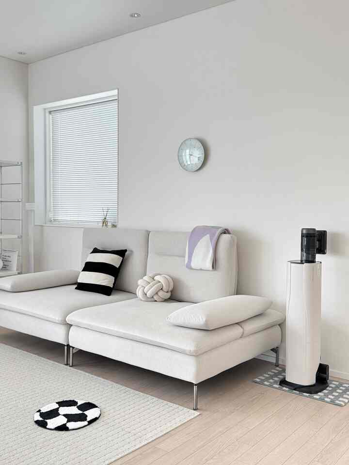 ＃五感レビュープログラムを通じて製品を提供され、直接使用してスタイリングした後期です。

✨無線掃除機のイノベーション！ロボラック H60 Hub Ultra✨

ロボラックH60 Hub Ultraは210W超強力吸引力で 
細かいほこりからペットの毛まで完璧に掃除してください。 
毎分7,200回の振動でブラシがだまされています。 
打ち出してくれると目に見えない部分まですっきり 
管理できます！石の石でもうまくいかなかったラグについた 
髪や子犬まで絡み合わずに本当によく吸い上げて 
中がクールです！ニッチダスト、寝具ダニ、 
床の掃除など、すべてのスペースを掃除するのに最適です👍🏻

オールインワンオートエムティードックで清掃が終わると自動的にホコリ 
すぐに空にして毎回ほこりを空にする手間がありません。 
ドックカバーを開けるとミニモーターブラシと隙間ブラシを収納可能です。
家具の下、ソファの隙間のように暗い空間もヘッド前方にある 
グリーンライトが明るく照らされて隠れたほこりまで逃さず 
掃除できます。強力なパワーはそのまま維持しながら 
使用時間も最大90分で、広いスペースも軽く清掃可能ですよ🧹
無線なので移動が自由で軽くて手首に無理が少なくて 
満足して使っています。

リビングルームの片側に置いても家具のように自然に溶けるデザインが 
魅力的ですが、シンプルでモダンなホワイトトーンにサイズもコンパクトです。 
どんな空間に置いてもインテリアと本当によく合います🤍🖤

きれいできれいなスマートなワイヤレス掃除機
Roborock H60 Hub Ultra!強くお勧めします！🍀

＃ロボロック＃ロボロック掃除機＃ステーション掃除機＃無線掃除機 
#自動掃除機 #掃除機 #掃除機おすすめ #Roborock
＃H60＃RoborockH60HubUltra＃清掃＃リビングルーム＃リビングルーム 