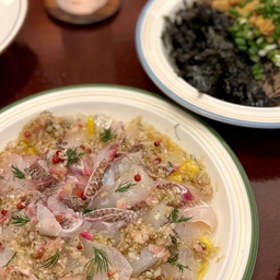 #오홈스토랑 #콘수프기록 
여름 취약형 인간인 저는 요즘 도저히
주방에 들어갈 엄두가 나질 않아요 🙃
하지만 이번에 여행 간 숙소에 있는 위스키바 공간에서
배달음식만으로 끝내긴 너무 아쉬운거에요 .ᐟ
그래서 배달과 요리의 그 중간을 준비해봤어요 :)
🔖 참돔 마스까와 세비체
🔖 우니 들기름 막국수
제가 조합한 제 입맛기준 1등 세비체 소스와
우니, 들기름 막국수 정보가 궁금하신 분들은
인스타로 와주세요오 🍀
#맞팔 #콘수프챌린지 #홈바 #홈스토랑
#홈쿡 #홈레시피 #레시피 #레시피공유
#술안주 #술잔 #술안주추천 #우니들기름막국수
#요리 #쿡스타그램 #들기름막국수 #세비체
#참돔세비체 #밥상 #술상