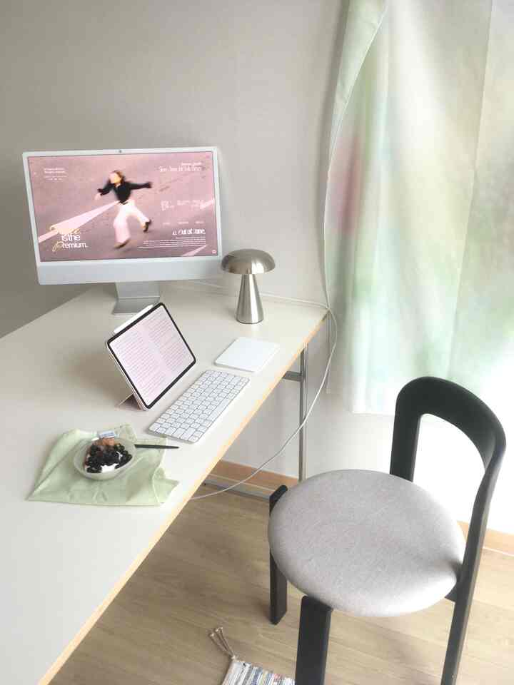 My beloved space...❤︎ 
I used to insist on a white and wood combination,
but recently, I've been bringing in summery items,
and my home has become brighter!

My chair is black, so I'm tempted to get a new one...🤔

#cornsouprecord #데스크셋업 #데스크테리어 #데스크인테리어 #재택근무 #화이트인테리어 #책상꾸미기 #데스크꾸미기 #재택근무인테리어 #원룸가구배치 #원룸꾸미기 #원룸인테리어 #맞팔 #침실스타일링 #침실인테리어 #화이트인테리어 #원룸 #8평오피스텔 #8평원룸 #침실 #인테리어 #집꾸 #집꾸미기 #homedecor 
