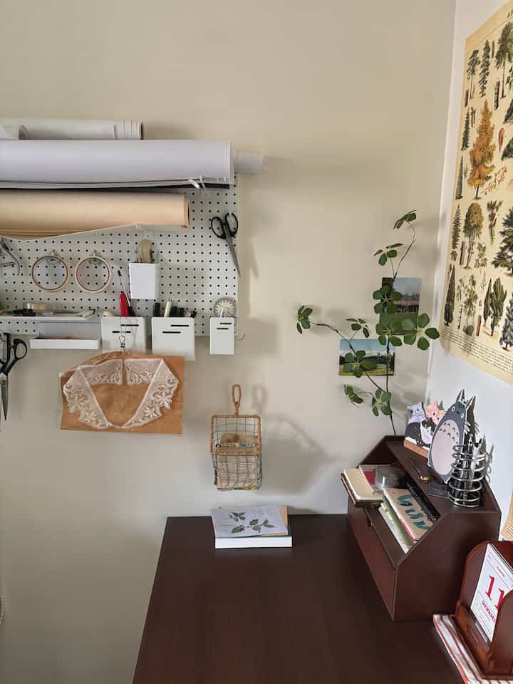 打孔板と原木色のミッドセンチュリーテーブルで飾られた作業室🤎

＃仕事の部屋＃壁の装飾＃作業室の装飾＃作業室＃作業室のインテリア＃作業室の装飾＃作業室のインテリア＃作業室＃小さな部屋＃小さな部屋の飾り 