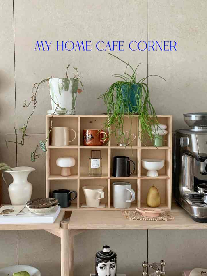 #홈카페 #홈카페존 ☑️ こんにちは？ミニマリストアピールのコーヒーコーナーです🤎☕️😆
ウッドカップボードはテムで買ってあまりにも汗をかいているが、時にはよくサンテム行ったと連絡してくださる方もいらっしゃってとても嬉しいです🫧
✔️第2章に情報を書きました！

私は最近イースタンエディションのルームスプレーに陥っていますが、どこでも引き受けられない洗練された香りがあり、気分転換したいときに香水のように使用したりします😆

すごく珍しいカップはいませんが集めておいてみるとさらっと調和ですね！
私はブレビルホームバリスタに挑戦してみると思います。.🥹
映像を作ったらたくさん関付…  #coffeecorner #오늘의우리집 #커피코너 #홈카페장 #우드인테리어