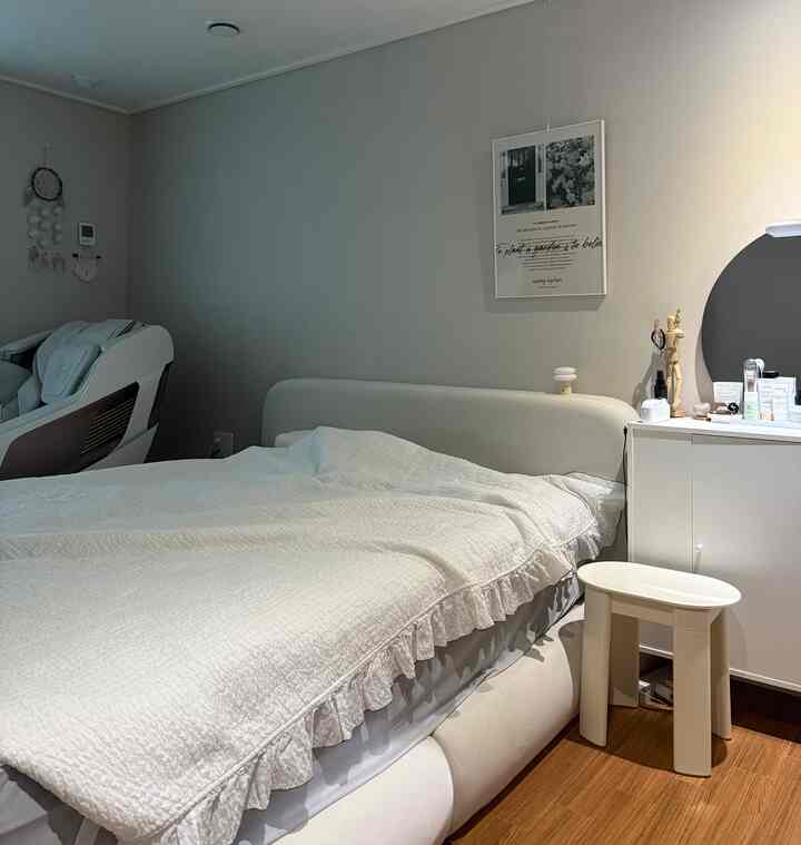 #ネドンナサン #コンスープ記録

いよいよ甘いです🤣どこに置いてもかわいい #インナージョギング
壁にしっかりピンマークが大きく残ってしまい続けたかったです。
おしゃべりのように隠されてとても好きです🫶🏻
夜明けに雷雷に雨の音がいたずらではないですよ🥹
秋が来ますか〜🍂秋の寝具も見学する必要があります👀
今日も明けましておめでとうございます🫶🏻🤍

＃寝室＃寝室のインテリア＃寝室＃寝室のインテリア
＃ファブリックベッド＃ポスター＃ポスターインテリア＃壁飾り＃家
＃バゲボ＃イケア＃化粧台＃ラウンドツール＃マッサージチェア
＃ボディフレンド＃シアサーカー布団＃寝具＃秋＃
＃集大セール＃サンライト電球＃スノーマン8