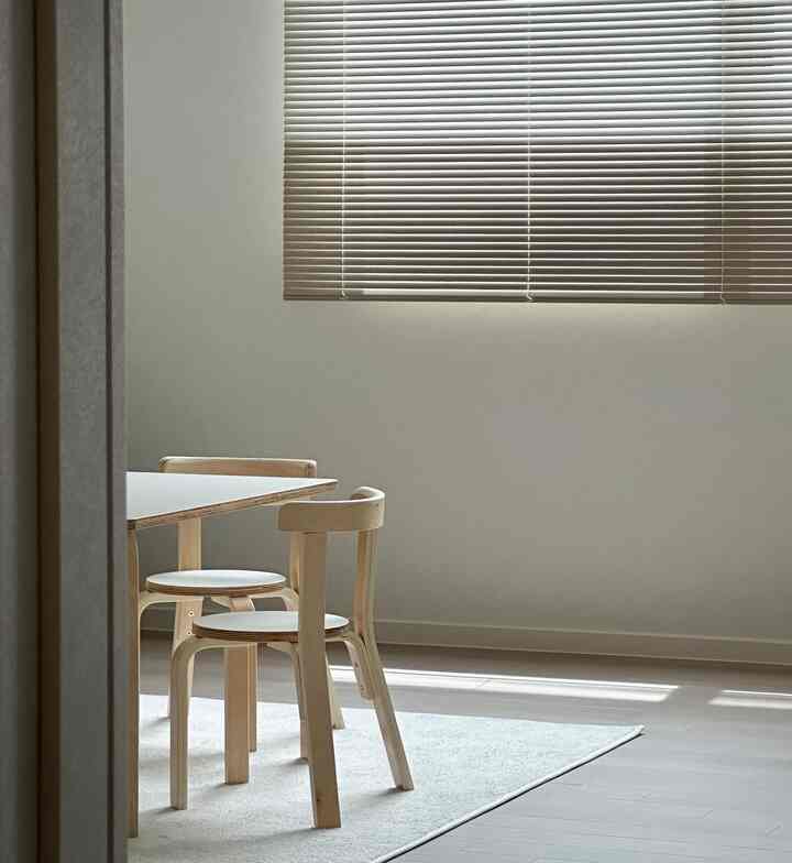 This is the space we set up as a playroom for our children.
I thought a proper children's desk would be underutilized, so I chose a table and chairs for light playtime before school!

When friends come over, they huddle around the table and play pretend. It's so cute😊

#KidsRoom #아이방꾸미기 #유아책상 #아기책상 #놀이테이블 #놀이방 #놀이방인테리어 #놀이방꾸미기 #책상 #블라인드 #블라인드인테리어 #블라인드추천 #투톤블라인드 #알루미늄블라인드