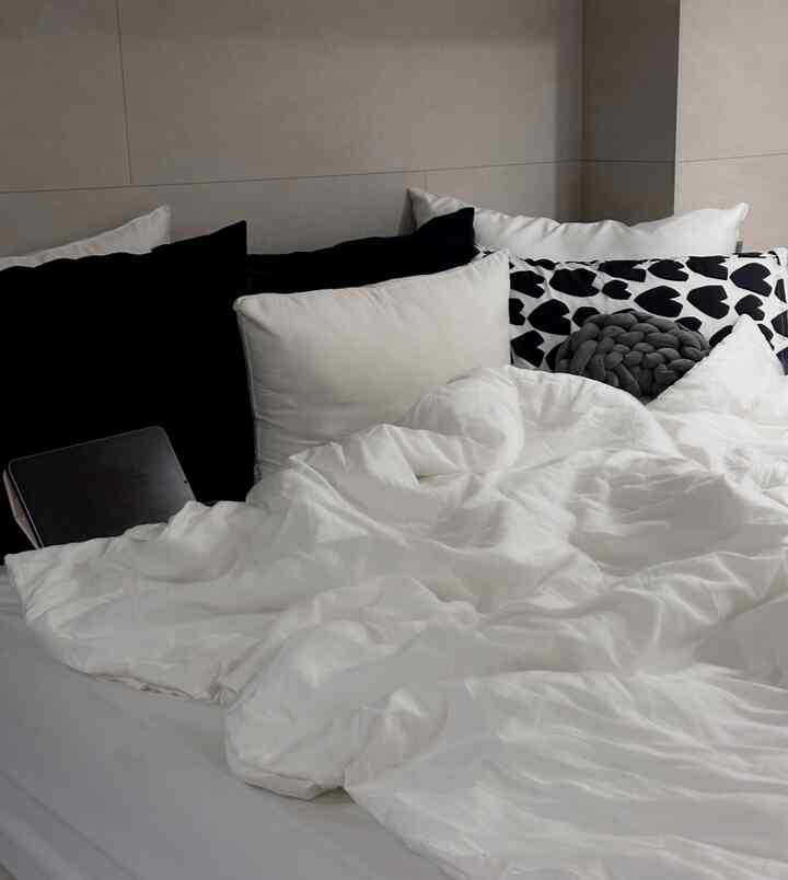 Tempat tidur selalu jadi impian yang jadi kenyataan.

ㅁ Bantal bertumpuk penuh

ㅁ Bersih, tanpa sandaran kepala, hanya kasur

Semuanya terwujud! 🎱🖤

Saya sedang berpikir untuk segera memesan sarung bantal lagi

Senang sekali memikirkannya... 🤤
Sedihnya pilihan ukuran 40*60 terbatas. 😢

Saya ahli tinggal sendiri, tapi saya masih pemula dalam hal rumah tangga. 🤤
Mari kita bicara! 🤍

#InteriorHitamPutih #블랙인테리어 #블랙화이트 #블랙 #인테리어소품 #원룸인테리어 #원룸꾸미기 #복층 #복층오피스텔 #복층원룸 #복층오피스텔인테리어 #침실꾸미기 #복층침실 #타일월 #월데코 #침대 #침대헤드 #쿠션 #베개커버추천 #베개추천 #베개커버추천 #코코니엘 #바자르