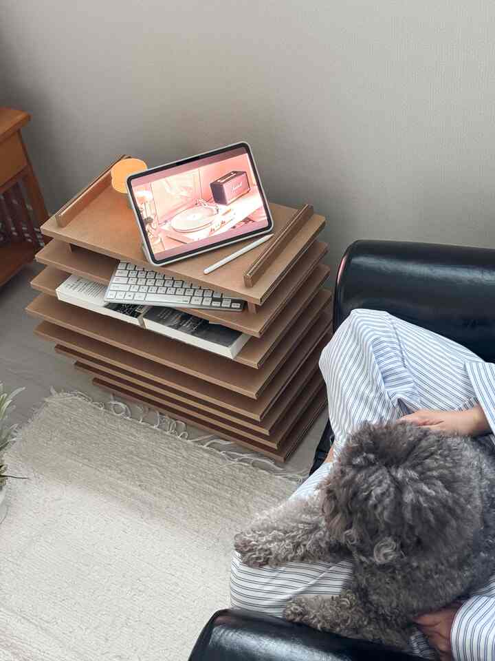 #自分だけの作業室 この小さな部屋は書斎兼作業室空間です！
ミシン趣味のある私はこの部屋で作業もして、一人用のソファに座って本も見て、iPadで映像も作ってあれこれする空間です。

トゥクの北棚は本だけ置いて使うがこんなにiPadとキーボード保管して使ってみたのに意外と大丈夫だったんですか？
トゥック棚の再発見は？？！ふっ…

＃お金の内装＃コンスープの記録＃作業室＃書籍＃小さな部屋のインテリア＃小さな部屋＃小さな部屋の装飾＃棚のインテリア＃北棚＃トゥック家具＃トゥック＃1引用ソファ＃趣味部屋＃コットンラグ＃ブラックソファ＃アイパッドキーボードボード＃ブルースキーボード
