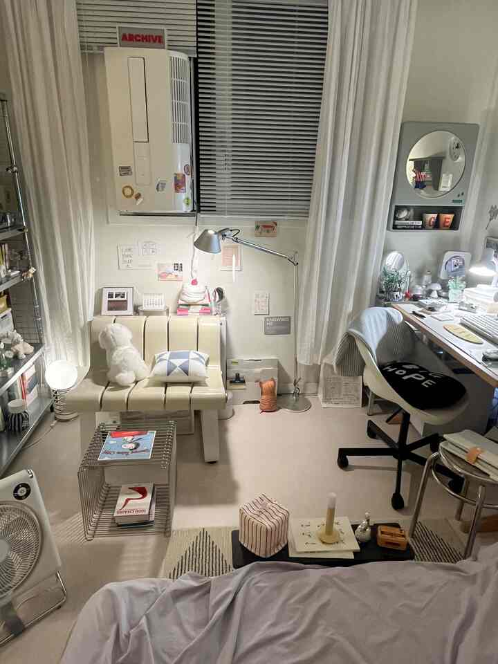 白を基調としたナチュラルモダンの一人暮らし用ホームオフィス、犬をテーマにした居心地の良い小さな部屋