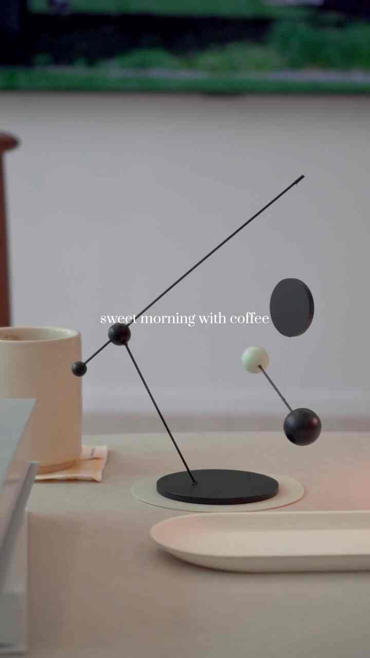 𝐬𝐰𝐞𝐞𝐭 𝐦𝐨𝐫𝐧𝐢𝐧𝐠 𝐰𝐢𝐭𝐡 𝐜𝐨𝐟𝐟𝐞𝐞

みんな起きたら必ずするルーチンはありますか？
私たちの朝を少し入れてみました☕️🤍

#homeinteriors #home #homedecor #interiors #interiordesign #cozy #livingroom #lifestyle #funiture #roomtour #homestyle #homedesign #インテリア #リビング #ルームツアー #リビングインテリア #小道具 #家具 #リビング #リビング装飾