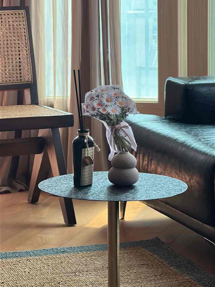#homemood

A little bouquet from my Tomto 💐
She kept it safe in her bag and then,
with a sweet “tada!”, handed it to me.

What touched me most was not the flowers,
but the thought of her thinking of mom.

/ トムトが持ってくれた、大切な花束✨🌹

＃リビングインテリア＃コカンディフューザー＃コカン＃マロンジュトラグ＃ピゾロテーブル 