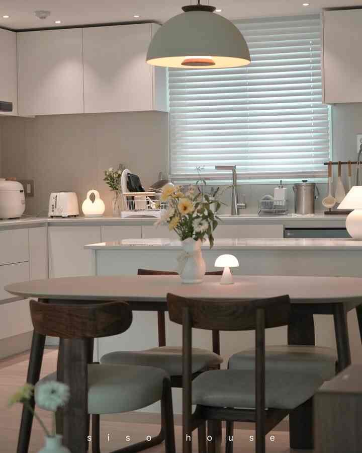 𝐀𝐜𝐨𝐳𝐲 𝐩𝐥𝐚𝐜𝐞 𝐰𝐡𝐞𝐫𝐞 𝐰𝐞 𝐞𝐚𝐭

私たちの家のリビングルームの雰囲気を活かしてくれるフレットポイントテーブルとブリックナインチェアです。

#homeinteriors #home #homedecor #interiors #interiordesign #cozy #livingroom #lifestyle #funiture #roomtour #homestyle #homedesign #インテリア #リビング #ルームツアー #リビングインテリア #小道具 #家具 #リビング #リビング装飾