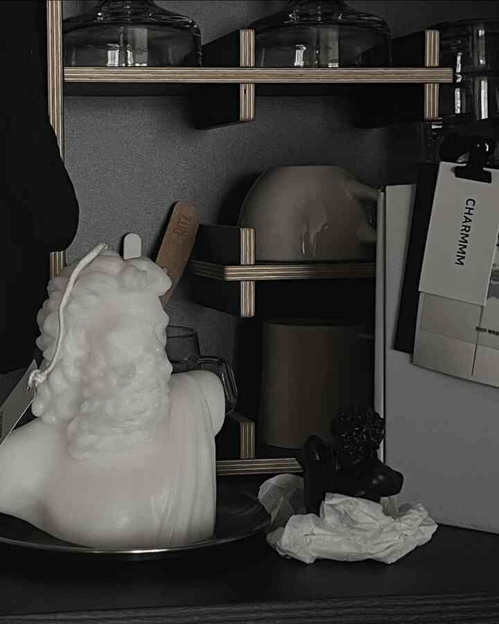 こんなにきれいなオブジェ見たことがありますか🎵
CHARMMM（チャムエムエム）の雄大な魅力、
オブジェキャンドルです:)

フラッシュライトでより鮮やかに輝くホワイト。
彫刻作品のようなシルエットが寝室のひとつに置かれよう
空間自体が特別になったようです 🤓

つけなくてもほのかに浸透する香り、
Fleur de  #오브제캔들  #집들이선물 #오브제디퓨저  #소품추천 #침실꾸미기 