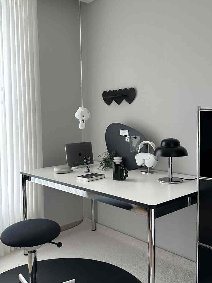 Let me introduce you to my new eSmart Mid-Century Desk. I chose the 1400x800 black edge color.

The moment I placed it in my home, I felt like I'd found it!

I'm a black-lover who loves black-toned furniture and accessories,
and this desk perfectly matches my taste.

It complements the so-called "Steel Terrier" look,
making the overall atmosphere of the room much more sophisticated and modern.

The clean lines of the black edge create a sense of order,
and it blends harmoniously with the other furniture, making it a satisfying interior design choice.

Place your favorite accessories on it and turn on the light,
and it feels like a complete interior design in itself!
When I sit at the desk, I feel like I'm reading a book more often.
It was just a simple change of furniture, but the mood of the space changed, and my quality of life improved. If you're looking for a desk that combines practicality and design, I highly recommend the eSmart Mid-Century Study Desk!
Black lovers will especially love this 🖤

#Today'sHome #콘수프기록 #홈오피스 #서재 #책상 #쇠테리어 #모던인테리어 #데스크테리어 #서재꾸미기 #책상인테리어 #작업실꾸미기 #책상추천 #1400책상 #1400테이블