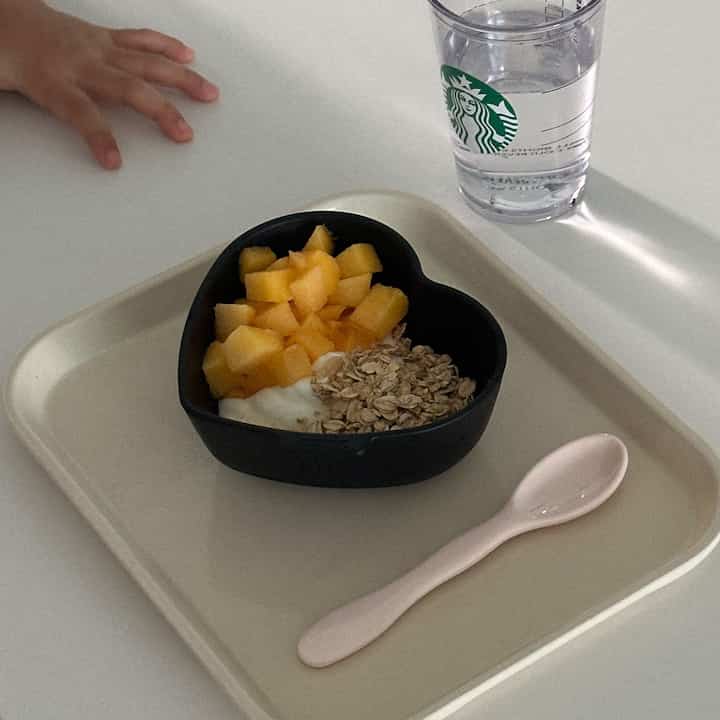私の家は小さな友達の朝です:)
韓国料理のママとは異なり、お父さんの口当たりに似ているので、朝はパン、ヨーグルト、牛乳を一杯軽く食べたかったです。 
👶🏻 お母さん、今日はヨーグルトにグレノーラ、桃お願い✨
本当に詳細な要求ですか？ㅎㅎ  #아기그릇 #유아그릇 #예쁜그릇 #예쁜그릇추천 #요거트볼 #요거트그릇 #아침식사 #아침메뉴 #어린이식기 #그릇추천 #시리츠  #트레이 #식탁공간 