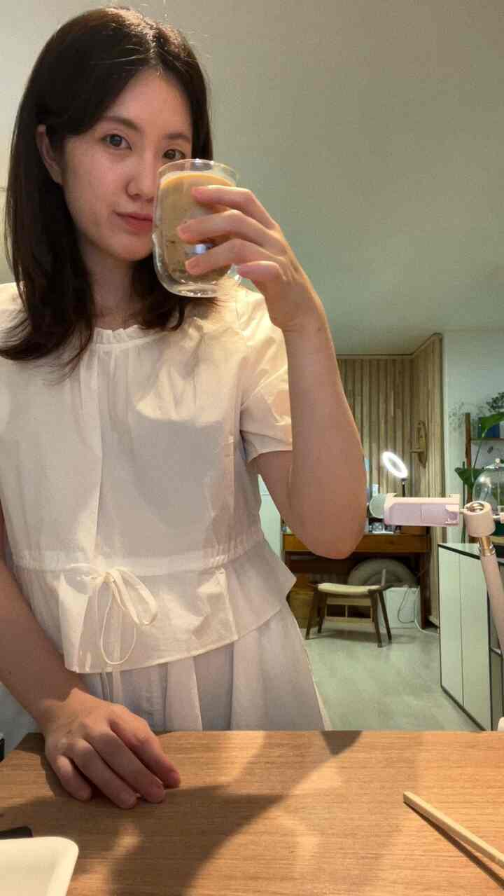 気になったティムホルトンコーヒー💭
とても好きなペレレロシェチョコレートとエスプレッソを混ぜてアイスラテを食べるのでとても美味しいです...🫢
あなたはモカポートコーヒーが好きですか？😌
。
。
。
＃アイスラテ＃ホームカフェ＃ホームカフェインテリア＃ホームブログ＃ホームカフェ遊び 