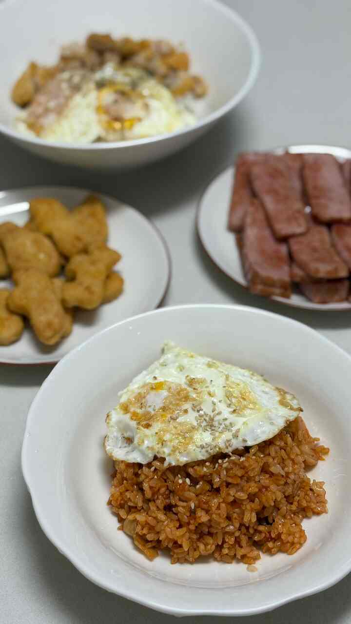  #냉털 #요리로그 #cooking #kfood #식비절약 #저녁밥상 #한끼식사 #한그릇요리  

食べたくないたびに食べる
私たちの家のボウルメニュー！ 

解き放つ1つもないおかずなので良心 
パセリは少し振りかけました。 

キムチチャーハンにキックがあるので、一度試してみてください。
一口だけして全部食べます。 

ナゲットの醤油ソースは 
私は本当に美味しいので保存しました。
ハンモックしてみてください 
