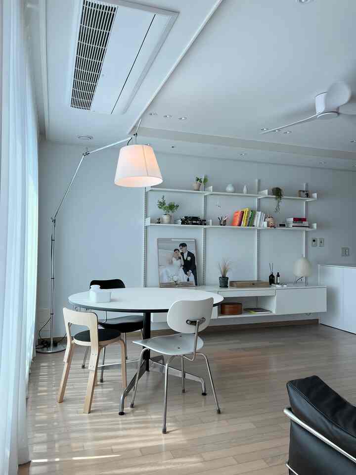 #プレミアムオブジェ

私たちの家の棚の上に常に位置している愛情のあるオブジェ3つを紹介します✨

1. 防煙党シェーカーボックス🪵
チェリーネックで作られたクラシックなシェーカーボックスは時間が経つにつれて日焼けされ、歳月の痕跡が埋まって素敵です。
小物保管用としてもいいですが、ただ置くだけでもインテリアポイントになるアイテムです。
サイズも多様で価格帯がありますが、市販の安価な製品とは異なり、細かいディテールと均一な仕上がりのおかげで、少し高価でも満足のいく選択でした。 
穏やかに流れる木目が本当に豪華です。

2. ビートライサムノグチ アカリ照明💡
長いウィッシュだった野口照明、ペーパー材質だから50万ウォン台の価格帯が高いと思って悩んでいる
上がる価格を見て購入しましたㅎㅎ 
いざ受けてみると思ったより丈夫で、紙と竹で作られたユニークな感性だけは本当についてきませんでした。  ほのかな光と東洋的な美歌家の雰囲気ともよく合い、長く一緒にしたい照明です。

3. プエブコメガネトレイ👓
東京ブランドのプエブコはリサイクル素材を活用して 
環境にやさしくモダンなヴィンテージコンセプトのライフスタイルブランドです。
出てきます。
メガネトレイをあえて買うべきかと思いますが、私にはあまりにも必要だったアイテムでした。
家の中でいつもメガネ探し回る私としてはメガネトレイができたら、後ろから意識的にメガネの家に置くことができて楽でした。

#オブジェ #オブジェコレクション #オブジェ小売 #オブジェ営業大会 #オブジェインテリア #オブジェおすすめ #バンヨンダン #シェーカーボックス #シェーカーボックス #大切さ #防煙堂大切さ #アカリ照明 #アカリランプ #イサムノグチ #ヴィトライサムノグエチ #ビトラ＃プエブコメガネトレイ＃今日のシーンカット