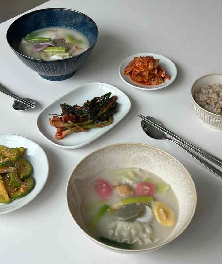 #오홈스토랑 #콘수프기록

A table I couldn't even upload!

✔️ Dried Pollack and Rice Cake Dumpling Soup

I woke up a little late on the weekend and whipped up a quick rice cake and dumpling soup instead of a breakfast!

I made it with dried pollack bone soup, and the dried pollack added a nice savory flavor, making it incredibly delicious.

Yesterday, for the first time in a while(?), I was super-duper rude and ate a set of chicken, pizza, snacks, and shaved ice. LOL
And in the meantime, to uphold my conscience, I grilled some chicken on a grilled chicken maker. ✨

It's finally Friday. Everyone, you've all worked hard this week,

and have a happy Friday and weekend! 🩶

#Homecooking #집밥요리 #집밥메뉴 #집밥기록 #집밥이최고 #집밥레시피 #황태국 #황태사골국 #떡만둣국