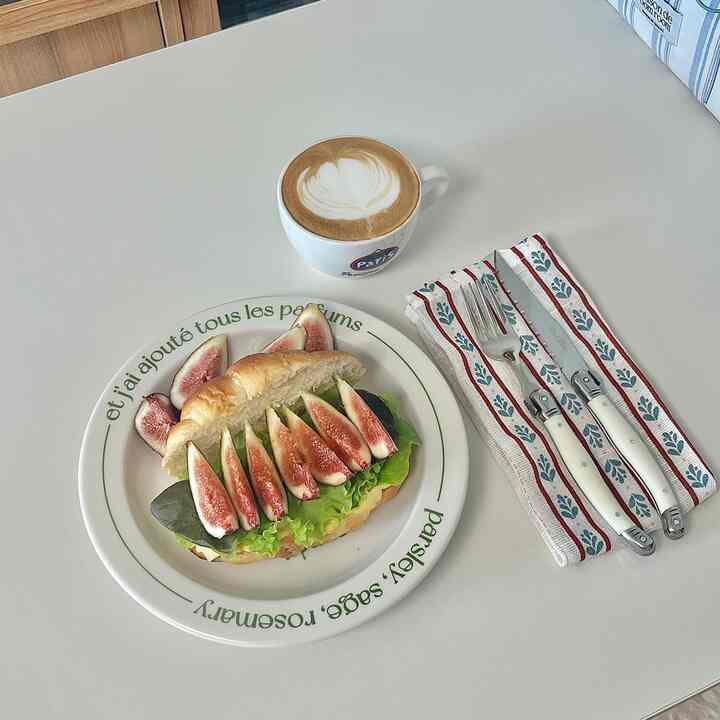 #オーホームストーリー8 #コンスープ記録

前の今日の家で買ったイチジク 
少し味が少ないと思いました。
昨日ハナロマートに行きました。
ついにイチジクが入ってきました。
どうしてよく熟したのか家に来たらすぐ
ちょうど丸ごと2つのワグワグを食べたと思います🤣

＃イチジク＃イチジクトースト＃デザート＃ブランチ＃ブランチプレート＃プレート＃半円テーブル＃半円テーブル＃バンタワンテーブル＃ホワイトテーブル＃テーブル＃ダイニングテーブル＃レザーマット＃テーブルマット＃イケア#収納