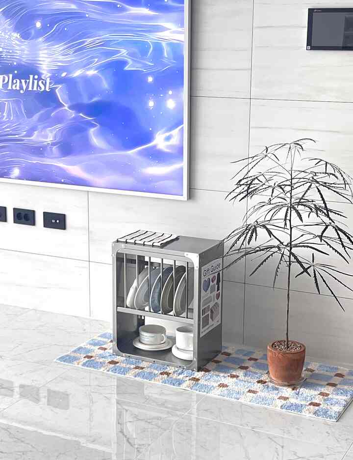 ブルーとホワイトの色調のキッチンスペース、キッチンラックとチェック柄のカーペットが配置された清潔感のあるモダンなインテリア