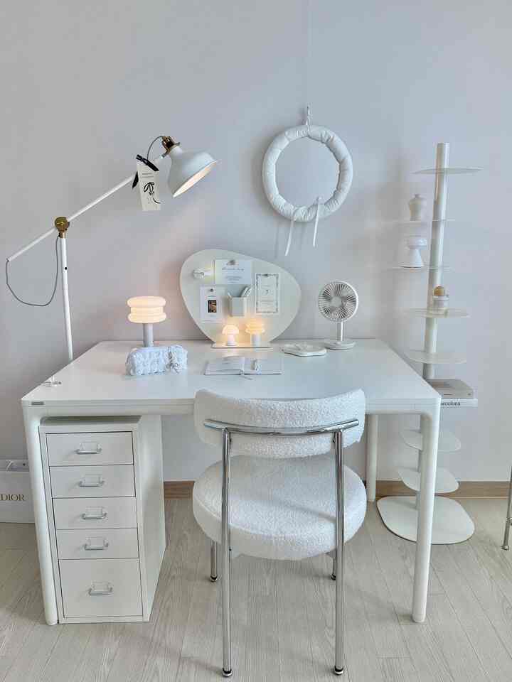 #나만의작업실

Zona hobi saya, tempat saya menulis, menulis, dan membaca🤍
Saya merasa lebih mudah berkonsentrasi ketika pencahayaan menciptakan suasana yang nyaman. ᐟ

Karena ini satu-satunya ruang saya,

Saya sangat menyukai ruangan ini ︎︎ ♡´･

#InteriorMeja #데스크소품 #데스크인테리어 #화이트데스크 #화이트인테리어 #화이트데스크테리어 #책상의자 #책상조명 #벽거울 #북선반 #부클레의자 #책상 #두닷책상 #책상서랍 #책상인테리어 #책상꾸미기 #포터블조명 #맞팔