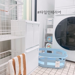 #타일인테리어 
세탁실은 역시 타일이 가장 깔끔하고 예쁜 공간인 것 같아요. 데크타일을 깔아 두니 전체 분위기가 한층 더 정돈되어 보이고, 조립과 분해가 간편해 청소할 때도 무척 편리하더라고요. 작은 변화지만 생활의 편리함과 깔끔함을 동시에 잡을 수 있어 꼭 추천하고 싶은 인테리어 아이템이에요.
#hay #haybasket #헤이바스켓 #바스켓 #런드리바스켓 #빨래바구니 #세탁실인테리어 #세탁실수납 #세탁실꾸미기 #한샘 #빨래바구니 #세탁실바닥 #데크타일 #세탁실 #틈새수납 #프랑코재활용분리수거함 #프랑코 #데크타일스토니 #트롤리 #분리수거함 #세탁실타일 #프로메이드 #타일 #세탁실정리 #세탁실바구니