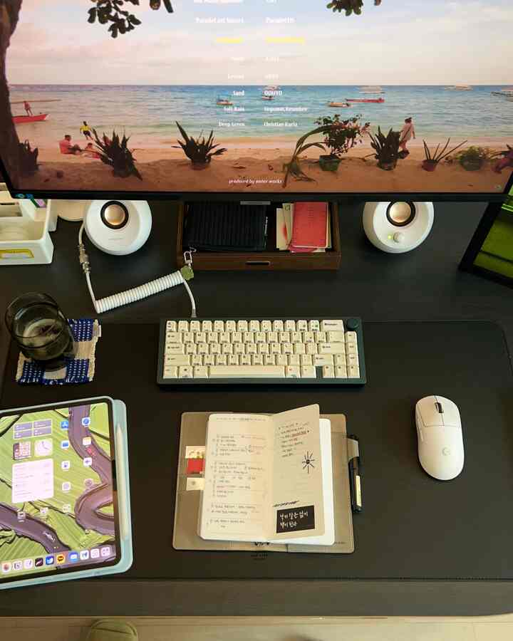 黒と白のトーンが特徴のワンルームのホームオフィス、デュアルモニターとメカニカルキーボード、整頓されたデスクが配置された洗練された作業空間