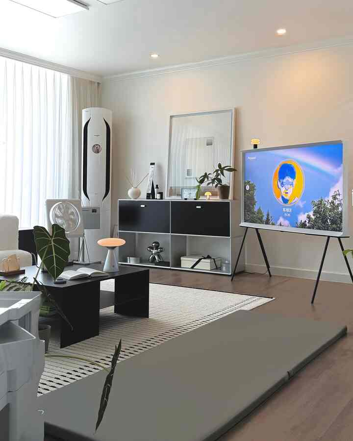 ポグンポグン☁️リビングの雰囲気以上。 
どうすればもっと綺麗か悩むことも楽しい最近。
🤍.🤍

＃リビングルーム＃リビングルーム家具＃リビングライト＃リビングルームインテリア＃リビングインテリア＃サムスンテレビ＃セリフテレビ