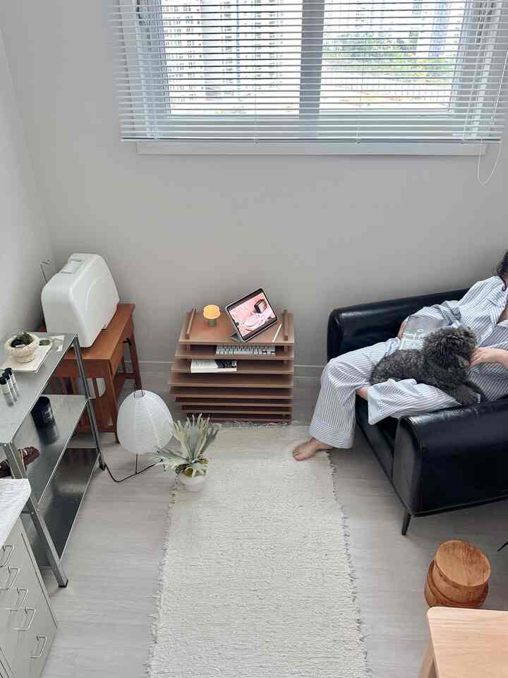 This is a review of a product I received through the #FiveSensesReview program, personally used, and styled.

I was thinking about a single-seater sofa for my small study/workspace, and through FiveSensesReview, I ended up using #SusuGooFurniture's #ToonSofa!

Because it's a single-seater, it's easy to move around, so I thought it would be helpful to show you how it looks in different spaces. I placed it in both my small bedroom and living room. :)

Can you see how comfortable it is? Haha.
I'm very satisfied with the Toon Sofa, not only for its comfortable seating, but also for its beautiful vintage vibe. Let me introduce you in detail!

First, when I look at a sofa, there are a few criteria I prioritize. ✓ The seating comfort shouldn't be too soft (it can cause back pain).
✓ I'd like it to be sturdy enough to withstand pet claws.
✓ I think water resistance is a must.
✓ I prefer a clean design and a good value sofa. I always keep these four things in mind when choosing a sofa, and this sofa perfectly meets all four criteria.

Seat comfort is really important to me. Since I spend a lot of time on a sofa, if it's too soft, it can strain my back.

I sat down as soon as it arrived and it felt firm yet soft.

It was firm enough that I didn't think it would sag easily, and even though it's a single-seater, the seat cushion is wide enough to comfortably support my legs!

The detailed dimensions are:
(W)950 x (D)880 x (H)635

And for pet owners, it's a must-check for:

Scratch-resistant and waterproof!

The durable PVC leather material is also great for dogs digging! Even if I spill a snack on the sofa, I can just wipe it up with a wet tissue, which is really convenient :)

And the black sofa really shows off the leather look.
I was worried it might look cheap because of the reasonable price,
but wow... It has the right amount of sheen and a vintage, wrinkled feel! It's even more luxurious and feels really nice in person. 🥹

My house has a white wood interior,
and this black sofa looks great with it.

And since it's a single sofa, I think it's even better because it allows for more flexibility in arrangement, allowing for a variety of decorating options :)

#singlesofa #singlesofa #singlesofa #sofa #sofainterior #sofaarrangement #homestyling #blacksofa #leathersofa #sofarecommendation #newlywedhouseinterior #smallroom #smallroomdecoration #studyinterior #studio #study #20pyeonginterior #20pyeong #apartmentinterior #woodinterior