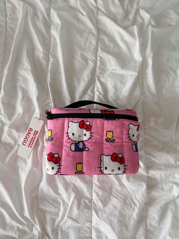 #내돈내산かわいいのが一番好きです🩷


 🛒Baku Bagguカート/保冷バッグ

私はバクーカートを10個ほど持っています。
カートのベビーサイズはデイリーで良く、
スタンダードサイズは長見の際にいいですよ。
毎シーズンデザインが違うので好きなデザインは
司書を保管しておくこともできます..🫣🩷

なぜなら、軽くて丈夫で活用度が良いからです。
しかも可愛い！また可愛い！お母さんである私はいつも子供の荷物が多いのですが、持ち歩くのがとても良いです。
プールも海も行ってもいいですね！ 

だから、お茶にもいつもずつ置いて、 
周りの贈り物としてもよく買ってくれる製品の一つです。



🩷
今回出てきたサンリオコラボは本当..
昨シーズンよりもとても美しいので、保冷バッグを買ってしまいました…？
昨シーズンには60,000ウォンの保冷百円が揺れていました。

昨シーズンのキティは遅れてポップが来て、大変に売っている場所です
見つけて買いました。
良いようですが、それでもバクイズのものです。


🩷
✨活用度：⭐️⭐️⭐️⭐️⭐️
✨デザイン：⭐️⭐️⭐️⭐️⭐️
✨ 価格: ⭐⭐️⭐️⭐️
✨総点：⭐⭐️️⭐️⭐️⭐️


値段が少し高価なのですが。
カートは高価な気がしません！  #바쿠  #산리오 #산리오캐릭터즈 #집꾸