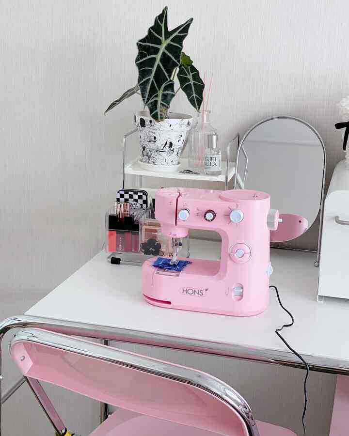 #나만의작업실
My hobbies are sewing, accessories, and baking!
So, when I moved here, I created my own workspace.
But given my current situation,
hobbies are a bit too much of a luxury...
.
But I'm planning to do it again soon.

#MomsWantHobbies, Too #헤어핀 #베이킹 #제과제빵
#Hobbies #작업실 #작업공간 #미니재봉틀 #데스크존
