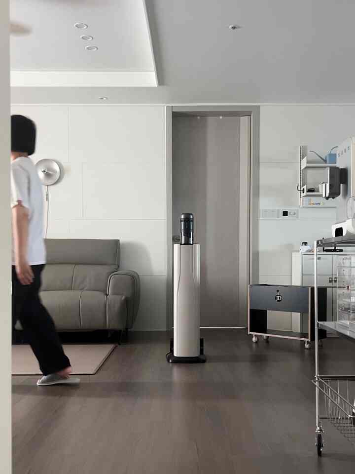 ＃五感レビュープログラムを通じて製品を提供され、直接使用してスタイリングした後期です。

髪を巻いて乾かすたびにどこが痛いのではないか心配するほど髪がいっぱい落ちるのに、ニュークリーナーが来てウイングウィン吸い込まれますが、やはりマシンはニューマシンがスリッ！

言葉だけ聞いたあまりにも有名なロボロックを今回初めて使ってみましたが、有名な理由を知りました。 

床を叩いて深く刺された挨拶まで吸い込んで掃除後、ドックに掃除機を据えればほこり箱を空にしてくれます。 ここまでは普通の掃除機と変わらないようですね。

違いがありますが、すぐにヘパフィルターダストバッグなので、ほこりの中の99％の細菌を除去して空気を排出するドック空気ろ過システムがあるという大きな違いがあります。 

時々掃除機を回しながら微細なほこりを心配することもありましたが、空気はもちろん花粉除去フィルタリングまであり、もう少し快適なサークルハウスを作ることができます。

掃除機機能も立派なのに、スリムなアイボリードックとブラック本体の組み合わせが感覚的なデザインなので綺麗です。

ロボラックH60 Hub Ultra機能の中で特に気に入った部分は210W超強力吸引力で細かいほこりはもちろん、ペット毛まで掃除、毎分7,200回振動でだまされたまできれいに除去する点と最大90分バッテリーで十分に掃除できるという点です。 

ロボロックに出会えてとてもきれいな最近です👍


＃ロボロック＃ロボロック掃除機＃ステーション掃除機＃掃除機＃掃除機おすすめ
＃自動掃除機＃無線掃除機＃Roborock＃H60
#RoborockH60HubUltra 