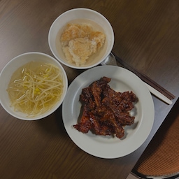 저녁은 닭발과 콩나물국+누룽지 에요🫧
닭발은 근처 맛집에서 금요일 야식으로 친구와 먹고
배불러서 포장해왔었는데 여전히 맛있어요 🤤
콩나물국은 간단히 한신 느낌으로 만들었는데
역시 누룽지랑 콩나물국은 매운거에 꿀조합이죠💛
#집에서제일바빠 #콘수프기록 #콘수프챌린지 #챌린지 #참여 #저녁메뉴 #닭발 #콩나물국 #누룽지 #식탁 #의자 #접이식 #주방 #우드인테리어 #메뉴추천 