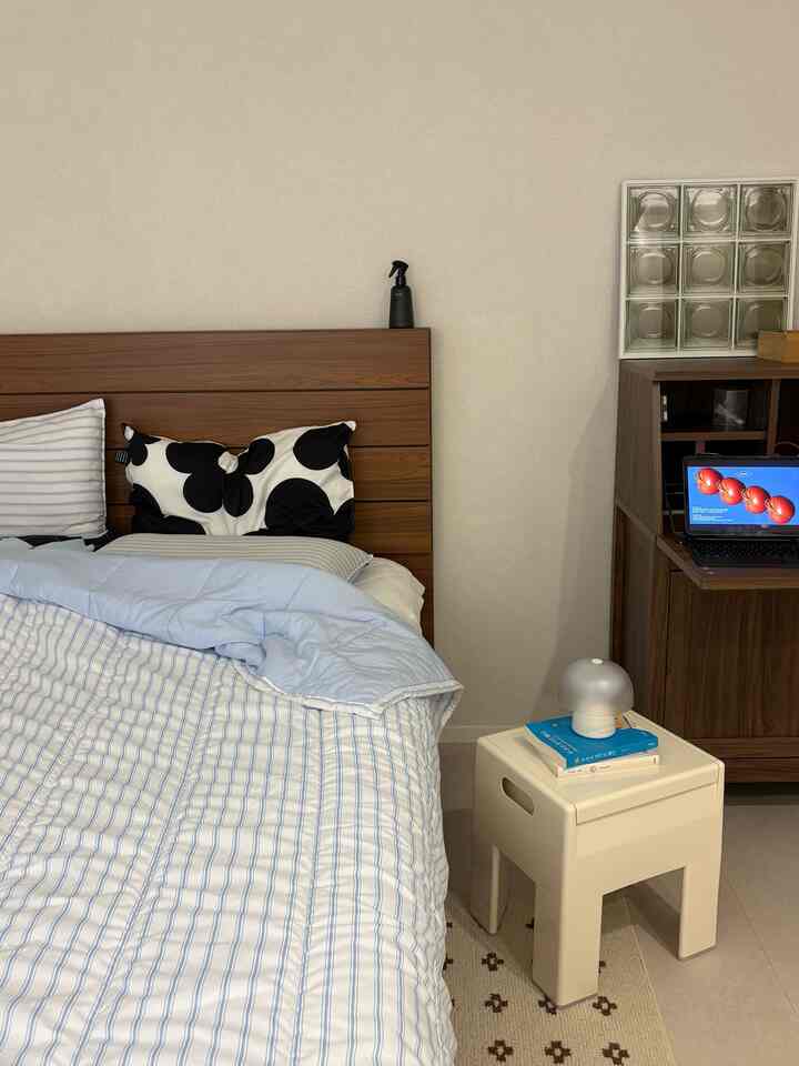 #오감리뷰 This is a review based on my own experience using and styling the product provided through the program.

Summer blankets are so important! I've tried a variety of summer blankets this year, and thanks to Five Senses Review, I got to try the Mix & Match Summer Blanket, so I'm sharing it with you! 🤍

✔️Design
The sky blue stripes add a pop of color and make it perfect for summer! This comforter, with its pastel tones, blends seamlessly with any interior.

✔️Functionality
The lining is cool-feeling modal, and the outer fabric is soft microfiber, creating a uniquely cool feel and incredibly soft to the touch.
The fabric is cool, yet not too thin, making it perfect for spring and fall, not just summer.

✔️Specialness
The Mix & Match logo is a cute accent, and the reversible comforter and pillowcases make this a truly special item for even the most ordinary bedroom.

We already use Mix & Match products for both our mattress and pillowcases, so it blends in perfectly. 😉
I chose the blue color, but there are four colors to choose from depending on your bedroom decor. I recommend this product to anyone considering a summer comforter.

#Mix & Match #믹스앤매치이불 #여름이불 #여름이불추천 #침실인테리어