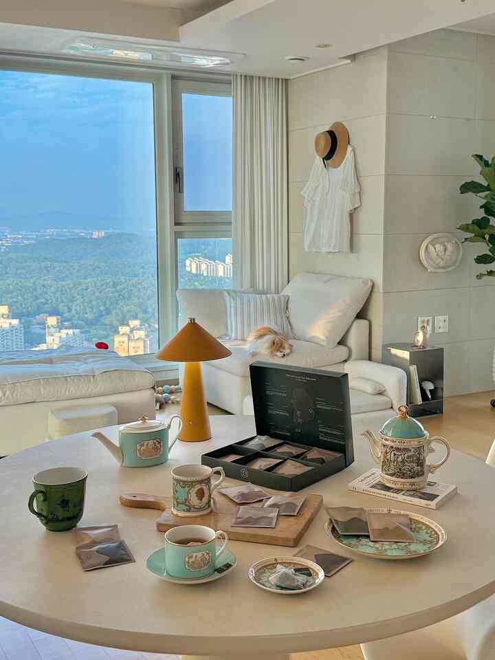 #コンスープ

9月の初日
まだ暑いですが、秋が来たような気分で暖かいお茶を飲みました。
しばらく抜けて集まった
ミントホームカフェ製品と一緒に撮ってみました。
あまりにも好きな車のブランドポートナム＆メイソン製品は、以前は直球だけが可能だったので買って今も愛情満載です。
集めるのが難しかったエリザベス女王記念皿やマグも取り出して
落ち着いた心で秋を待ちます。

＃コンスープ記録集