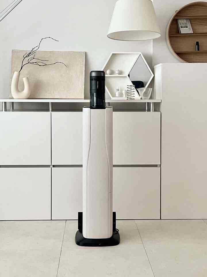 ＃コンスープレコードハウス＃サリムサル 

家事がこんなに変わるとは思わなかった✨
H60 Hub Ultraの210AW強力な吸引力と 
軽い本体で床はもちろんカーペットまで 
もつれずにすっと掃除ができました。

子供たちのおもちゃやラグサイサイのほこりも軽く！
特に髪が絡まないブラシが本当に新世界でした。

毎分7,200回叩いてカーペットの中に深く隠れていたほこりまで
きれいにつかんでくれるから掃除後足がずっと爽やかになりました。

そして、140°広角のグリーンライトが点灯すると
普段見えなかったほこりがはっきり見えて
逃すコーナーなしで慎重に掃除できました。

もっと便利なのはドックでした。
掃除機を踏むだけで10秒で自動的にほこりが空になり、
充電と保管まで一度に解決されます。
毎回、ほこり箱を空にした手間がなくなりました。

ヘッドまでドックに収納されるのでスペースもまとめられ、
私は家のインテリアを傷つけず、はるかにきれいに見えました。

本物の文字通り掃除の全過程を自動化してくれた
プレミアムワイヤレス掃除機という言葉がぴったりだと思います！

@roborock.korea 
@roborock.korea 

#ロボラック #Roborock #無線掃除機 #H60HubUltra
＃毎分7200回振動＃HEPAフィルター＃強力吸引力 
＃リビングスターグラム＃リビンググラム＃リビングテムおすすめ  
＃リビングハニーテム＃リビング小物＃リビングインテリア＃サリムログ  
＃サリムスターグラム＃サリム日記  
＃ホームスタイリング＃私たちの家を飾る＃セルフインテリア＃ホームインテリア  