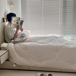 #콘수프기록집 #오늘의우리집 
오늘은 진짜 마음에 쏙 드는 이불을 소개해요 🛏️✨
저는 원래 피부에 닿는 촉감이 예민한 편이라 소재를 많이 따지는 편인데,
이번에 만난 파르페 by 알레르망 비비 이불은 60수 고밀도 바이오워싱면으로 처음 만져보는 순간부터 다른 게 느껴지더라고요.
손끝에 닿는 촘촘하고 매끈한 촉감, 먼지 날림 없이 깨끗하게 유지되는 느낌이 정말 좋아요.
특히 바이오워싱 과정을 거쳐서 그런지 더 위생적이고 보송보송한 사용감이라
매일 안심하고 아이들과 함께 덮을 수 있어서 만족스러워요.
또 하나, 지퍼 대신 리본으로 묶는 베개커버가 너무 사랑스럽죠? 🎀
이불과 베개 색감이 어우러지는 모습이 감각적이고, 방 분위기까지 화사하게 만들어줘서 잘 때뿐 아니라 낮에 그냥 보기만 해도 기분이 좋아지는 아이템이에요.
사계절 내내 사용할 수 있는 차렵 구조라 계절 바뀔 때마다 이불을 바꾸지 않아도 되고,
커버 분리할 필요 없이 통째로 세탁 가능한 점도 진짜 편리해요.
엄마 입장에서는 이런 부분이 제일 크게 다가오거든요☺️
무엇보다 안전성 테스트까지 완료된 제품이라 믿고 사용할 수 있다는 점에서
저는 올가을, 겨울은 물론 내년 여름까지도 든든하게 이불 걱정 끝날 것 같아요.
#파르페 #파르페by알레르망 #파르페바이알레르망 #파르페이불 #사계절이불 #차렵이불 #면이불
