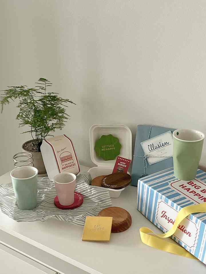 ＃コンスープ記録集  

家に置く小物だけを変えても雰囲気が変わるじゃないですか？
今回イルジアン製品でテーブルの上がはるかに個性的に変わりました✨

私が選んだのは🍔ハンバーガーコースターとカップムパタールビッグボックスセット！
ハンバーガーコースターは原木素材なのでさらっと暖かいムードが感じられ、
写真を撮るときもポイントになるので、何度も手が行きましたよ📸

カップムパタールビッグボックスにはパステルトーンカップ3種が入っていますが、
紙コップを曲げたような独特のデザインが手に包まれて
アイスアメリカーノを一杯飲んでも気分が変わります☕️❄️

小さな小物一つだけでも特別な雰囲気を作りたいなら
イルジアンでお好みで選んでみてもいいと思います🌿

＃テーブルデコ＃ハンバーガーコースター＃カップムパタール＃イルジアン小道具＃ホームカフェ 
＃リビングスターグラム＃リビンググラム＃リビングテムおすすめ  
＃リビングハニーテム＃リビング小物＃リビングインテリア＃サリムログ  
＃サリムスターグラム＃サリム日記  
＃ホームスタイリング＃私たちの家を飾る＃セルフインテリア＃ホームインテリア  
＃家を飾る＃家の整理＃整理整頓＃ 
