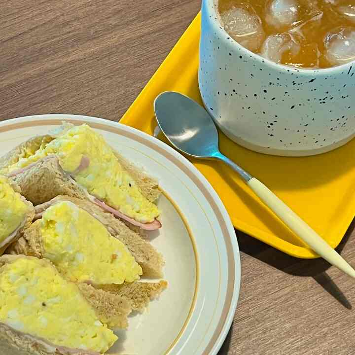 子供の登場と卵たっぷりの湯布寿司のようなビジュアル..
サンドイッチです。


＃今日の家＃今日の家のリビングルーム＃カムトレイ＃トリムサークルプレート＃アモルシルバーティースプーン＃アグリオレオマグカップ＃ゴットダイニングテーブル＃北欧インテリア＃ナチュラルインテリア＃シンプルインテリア＃アパートインテリア＃セルフインテリア＃ホームインテリア＃ホームスタイル＃リビングポイント＃私たちの家の居間