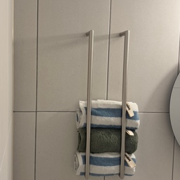 수건 교체시기 항상 놓치는 쏘나맘이에요 .. 
이사하면서 바꿔야지 했다가도 미뤘던거같아요 🫢
기존 페이스타월보다 넉넉한 사이즈에 
국내상산으로 안심해서 사용 할 수 있는 비욘 호텔수건이에요
40수 코마사 특성상 먼지가 적어 부드럽고 
세탁 후 자연건조에도
몽글몽글한 촉감이 너무 좋답니다 🫧🤍
수건렉에 포인트가 더해지고,
고리형 라벨을 쏙 당겨서 사용하니 편리하기까지 하더라고요‘! 
톤다운 된 고급스럽고 다양한 컬러와 예쁜 패키지로 선물하기도 
좋은 수건패키지에요 🌙☁️
#예쁜템최고야 #콘수프기록집 
#비욘 #대형타올 #코마사수건 #40수코마사수건 #호텔수건 #세면타올 #답례품 #욕실 #욕실꾸미기 #수건렉 #수건추천 