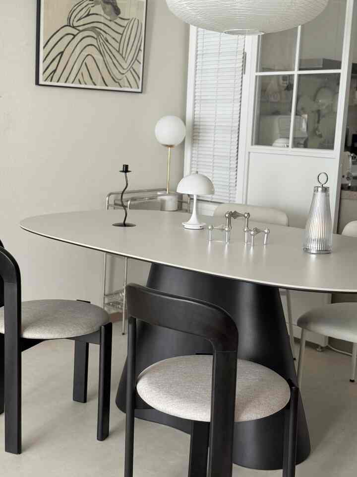 白と黒のモダンなダイニングルーム、洗練されたダイニングテーブルとチェアが配置された印象的な空間