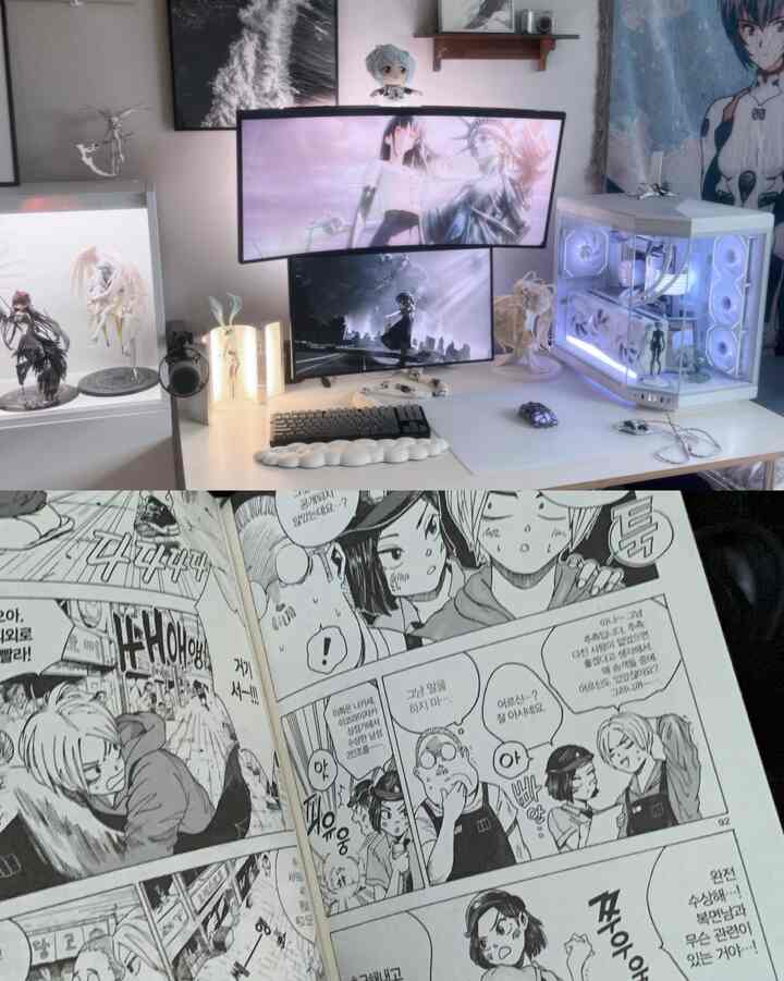 ホワイトトーンのゲームルーム、デュアルモニターとLED照明のコンパクトなデスク空間