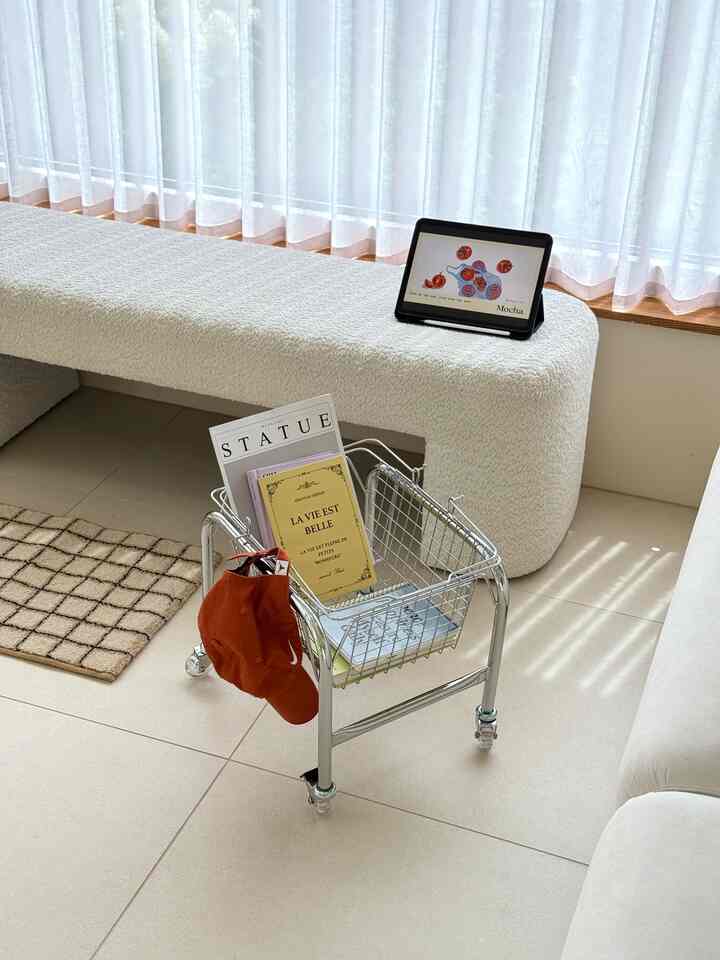 鉄テリアにトロリー一つくらいはあってあげなければならない🤍
ソファに座っていると動くのは面倒です。 
よく使うものを入れておくととても楽ですよね！
ホイールがあり、調理皿に移動します。 
楽に使っています:-) #BANACO  #거실인테리어 #거실꾸미기