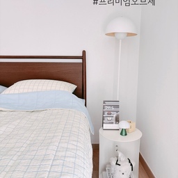 #프리미엄오브제 
화이트 실린더 테이블은 군더더기 없는 원형 디자인 덕분에 어떤 공간에도 자연스럽게 스며들어요.
침대 옆에 두니 렉슨미나 램프와 디터람스 캘린더가 한층 더 빛을 발하고, 아래에는 귀여운 휴지케이스가 자리해 실용성과 감성을 동시에 채워주고 있어 너무 만족해요 :) 
#침실 #까사미아 #까사미아브루노침대 #레어로우 #실린더테이블 #쉬즈홈 #시어서커듀라론콜드여름차렵이불 #여름차렵이불 #렉슨미나 #디터람스캘린더 #멀티탭 #침실인테리어 #침실스타일링 #우드인테리어 #화이트인테리어 #침실인테리어소품 