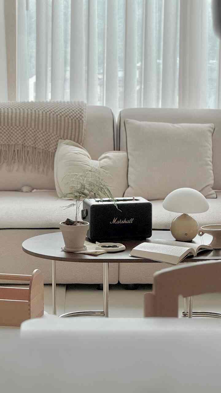 以前のバージョンのキルバーン2
再生時間、サウンド、利便性、耐久性など
全体的なアップグレードが反映されたマーシャル・キルバーン3
⠀
「スピーカー」は最初に浮かぶほど
誰もがマーシャルのためのロマンチック、胸の一点を持っていませんか？
⠀
マーシャルスピーカーの豪華なビジュアルと
サウンドで感じられる鮮やかさ、清潔さと壮大さ
⠀
特に以前のコントラストの再生時間が2倍以上になります。
最大50時間以上再生可能
20分急速充電で8時間使えますよ！
⠀
さらにIP54防水防塵グレードで 
ホームスピーカーでも、屋外でもかかります♡
⠀
⠀
マーシャル・キルバーン3は低音・中音・高音など
どちらにも偏らないバランスのとれたサウンドで
⠀
普段好きだった音楽を聴く中
コンサート会場に来ているような気がしました。
⠀
⠀
スピーカー上部のコントロールノブとしても
APPでも簡単にEQ調整が可能であることはもちろん
⠀
360˚多方向立体音で
どちらの方向でも綺麗にサウンドを楽しめます。
その満足度が空を突くほど！
⠀
⠀
マーシャルは海外の直球で購入した人たち
家具の被害事例がしばしば発生しています。
マーシャルは必ずソビコAV本物を購入しなければならないという点も
絶対忘れないでください♡
⠀
⠀
⠀
＃マーシャル＃マーシャル＃マーシャルキルバーン3＃キルバーン3＃キルバーン3＃マーシャルスピーカー＃ブルートゥーススピーカー＃ホームスピーカー＃ポータブルスピーカー＃ポータブルスピーカー＃カフェスピーカー＃店舗スピーカー＃カフェインテリア＃店内インテリア＃スピーカーインテリア＃スピーカーインテリア＃スピーカーインテリア＃消費者av＃マーシャル本物＃音楽鑑賞＃KPOP＃感性＃日常＃車輌