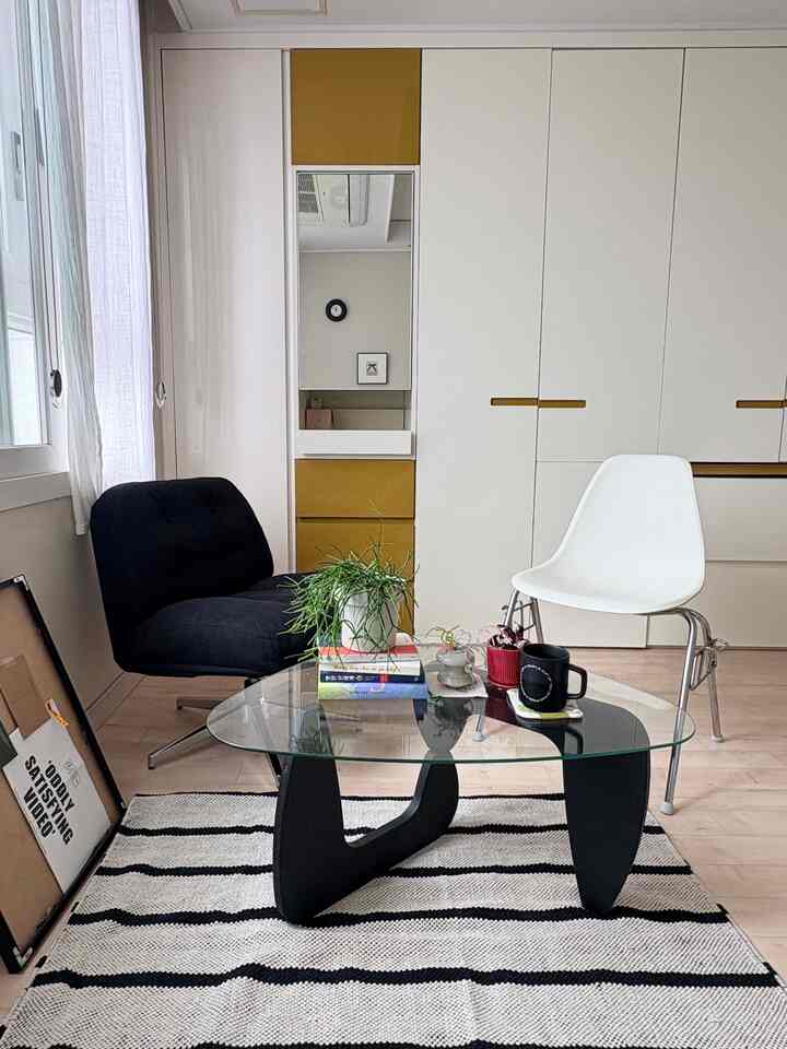 A peaceful day  #interior #집꾸 #집꾸미기 #소품 #daily #오늘의집 #셀인 #셀프인테리어 #homedecor #roomtour #home #roomdecor #오하우스 #원룸 #원룸인테리어 #쿠션커버 #러그 #빈티지러그 #여름커튼 #커튼추천