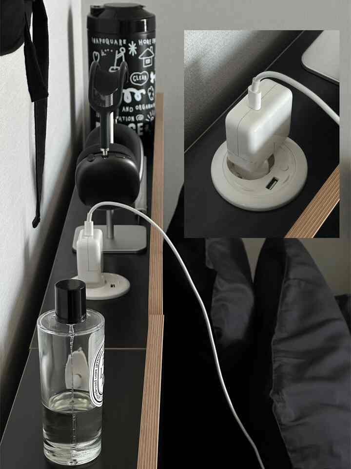 黒と白のトーンのリビング、ペット用品とコンソールテーブルが整然と配置されたモダンな空間