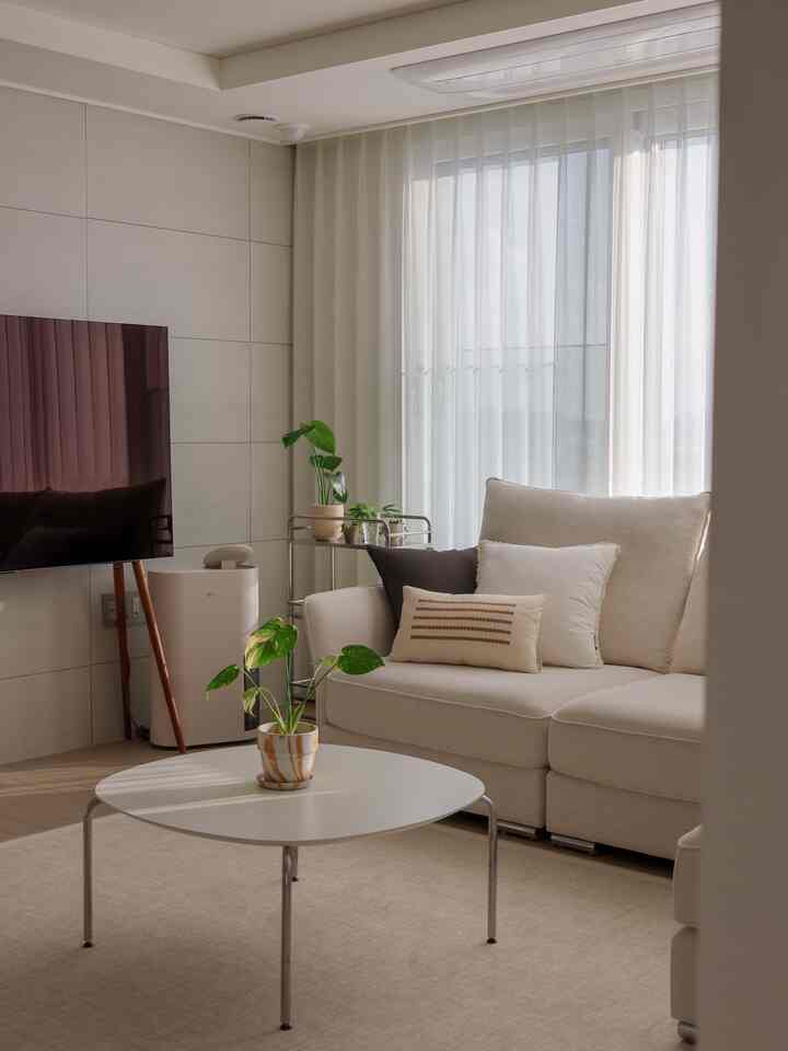 I hate summer, so I welcome fall with open arms. 🫶🏻

It's September, and it's been instilled in me since I was a child.
I'm not the only one, right?
Now that it's fall, let's fill our homes with autumnal colors. ✨

I've been thinking about buying sofa cushions for a while,
but I just kept adding them to my cart because they're so famous.
After so much deliberation, and looking at boring sofas,
I finally bought some Lee's La Maison cushions during this sale.

I wondered why I waited so long to buy them.
I'm so happy with the sturdy material.

If you're considering sofa cushions, I highly recommend Lee's La Maison 🫶🏻

#RecordChallenge #거실스타일링
#Lee'sLaMaison #패브릭소파 #패브릭 #패브릭소품 #패브릭인테리어 #우드앤화이트 #우드스타일링
#LivingRoom #거실인테리어 #2인가구 #집순이 #소파 #모듈소파 #모듈가구 #소파테이블 #소파인테리어 #맞팔
